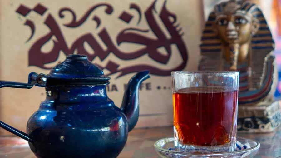 Verre de thé à la menthe et théière traditionnelle dans un café local d’Hurghada en Égypte