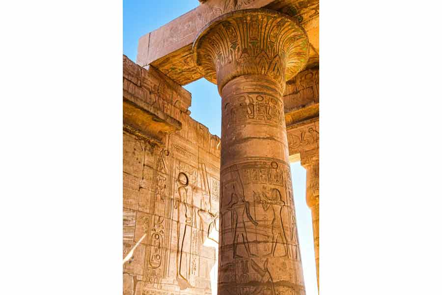 Colonnes monumentales et hiéroglyphes du temple de Karnak à Louxor, près d’Hurghada en Égypte