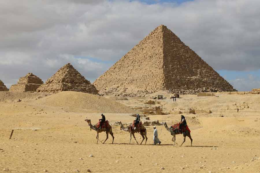 Chameaux et pyramides de Gizeh sous le soleil près du Caire, une excursion incontournable depuis Hurghada