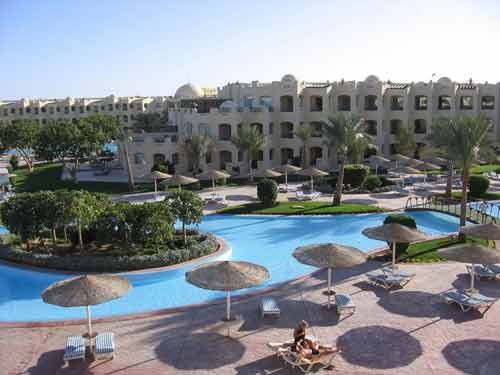 Complexe hôtelier à Hurghada avec piscine et palmiers au bord de la mer Rouge en Égypte