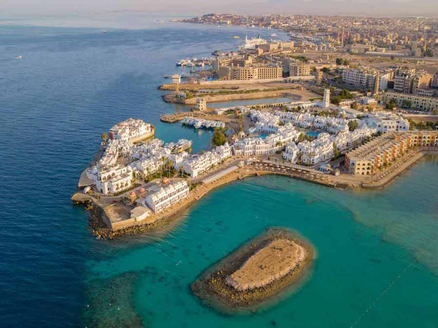 Vue aérienne d’Hurghada et de ses bâtiments en bord de mer Rouge, entre plages, marina et eaux turquoise en Égypte