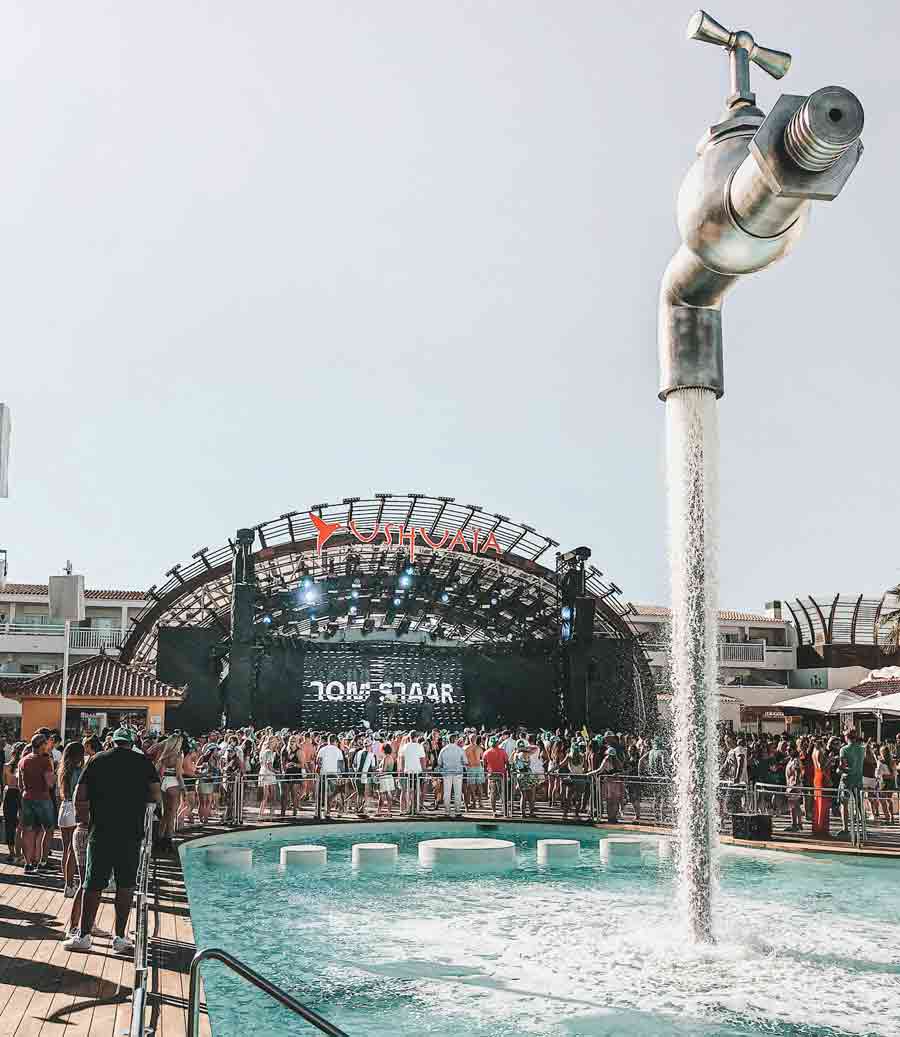 Ambiance festive au club Ushuaïa dans le sud de l’île à proximité d'une location de villa Le Collectionist (Ibiza)