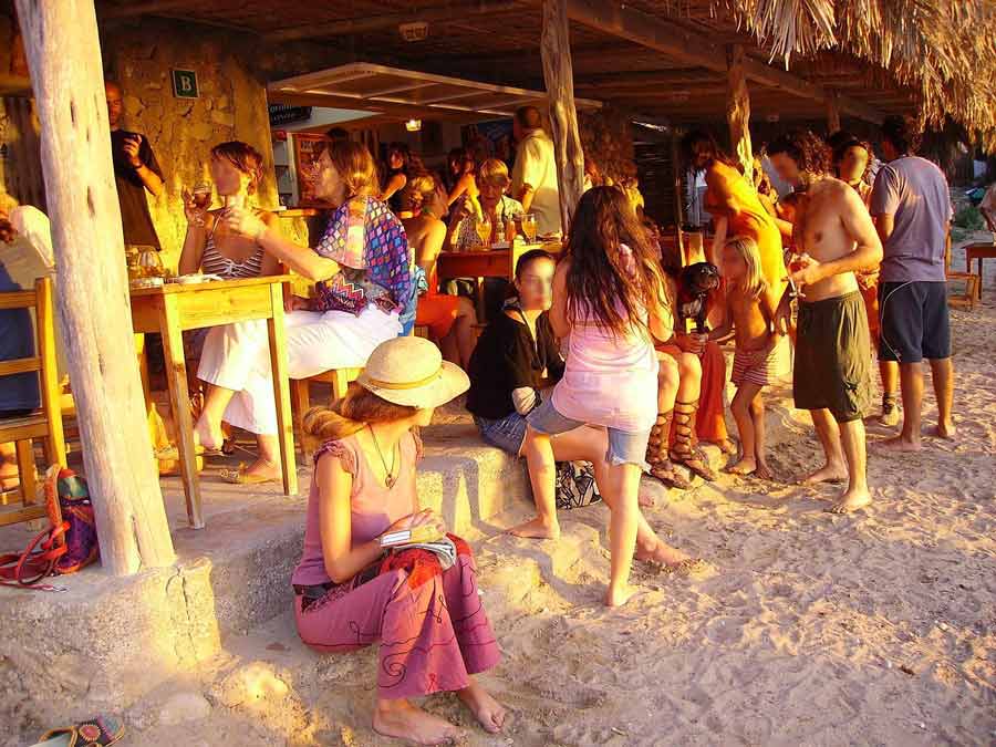 Ambiance conviviale à Santa Eulària sur une plage familiale au coucher du soleil à côté d'une location de villa ibiza le collectionist
