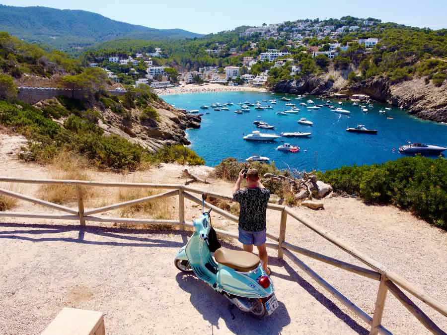 plage de Cala Vedella (ou Cala Vadella) située sur la côte ouest d'Ibiza, près du village de Sant Josep de sa Talaia et d'une location villa ibiza le collectionist