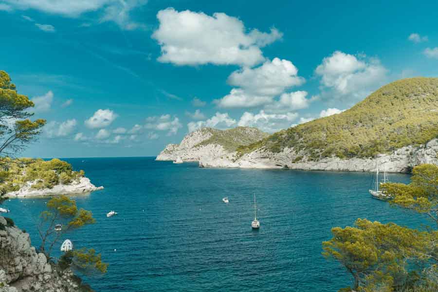 Sortie en voilier dans le nord sauvage d'Ibiza réservée par Le Collectionist (location de villas de luxe)