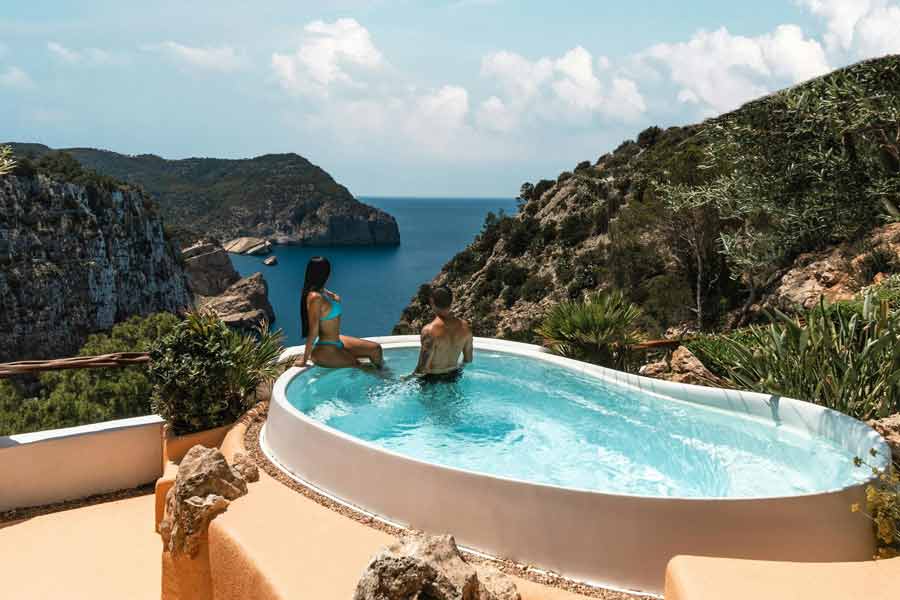 Villa à Ibiza avec piscine et vue sur la mer, location haut de gamme signée Le Collectionist