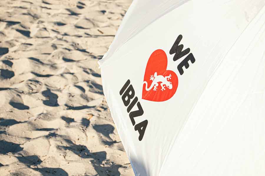 symbole We Love Ibiza sur une plage de sable au sud d'Ibiza, à quelques pas d'une location de villa Le Collectionist