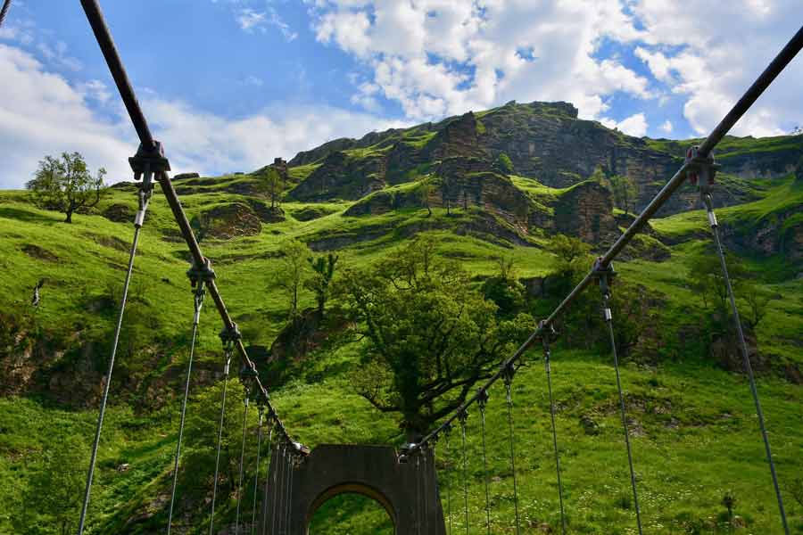 Pont suspendu au cœur des montagnes verdoyantes du Pays basque, paysage naturel emblématique entre vallées et sommets