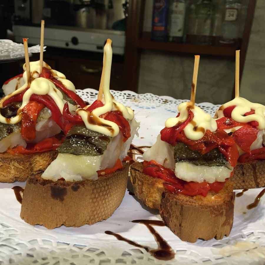 Pintxos basques servis sur du pain, spécialités gourmandes typiques de la gastronomie du Pays basque