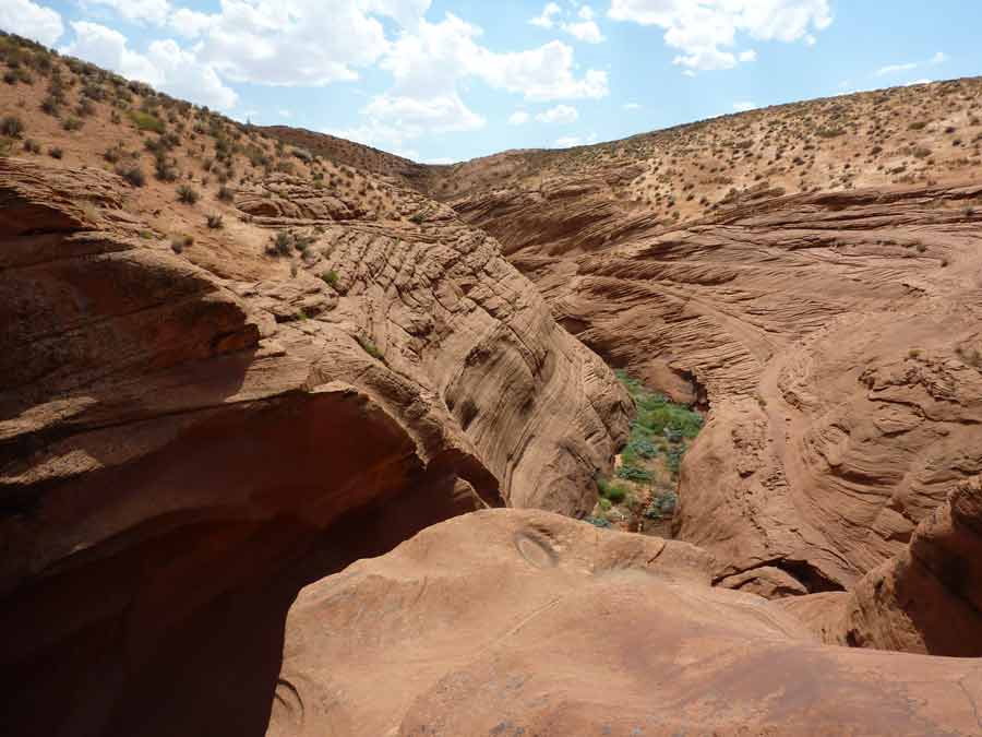 Vue plongeante sur le Lower Antelope Canyon depuis le plateau rocheux, canyon étroit creusé dans le grès au cœur du désert de l’Arizona