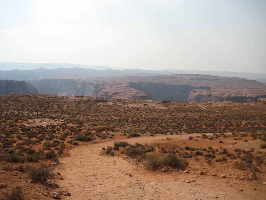 Sentier menant au point de vue de Horseshoe Bend près de Page, marche facile à travers le désert de l’Arizona