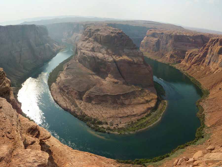 Vue spectaculaire de Horseshoe Bend près de Page, le fleuve Colorado formant un immense méandre en fer à cheval au fond du canyon