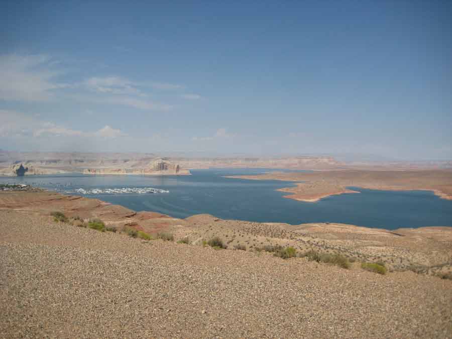 Panorama sur le Lake Powell, vaste étendue d’eau turquoise contrastant avec les reliefs arides du désert de l’Arizona