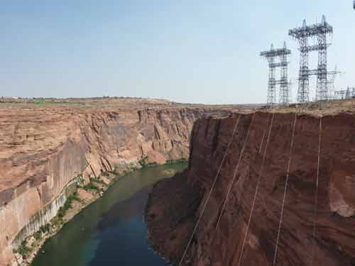 Falaises du Glen Canyon surplombant le fleuve Colorado près de Page, paysage façonné par l’homme et la nature
