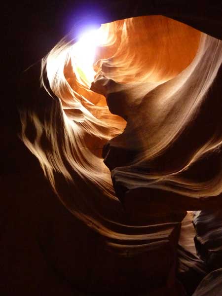 Parois sculptées d’Upper Antelope Canyon baignées de lumière naturelle, formes ondulées et contrastes de grès orangé