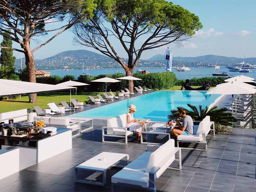 Hébergement méditerranéen avec piscine et vue sur la mer