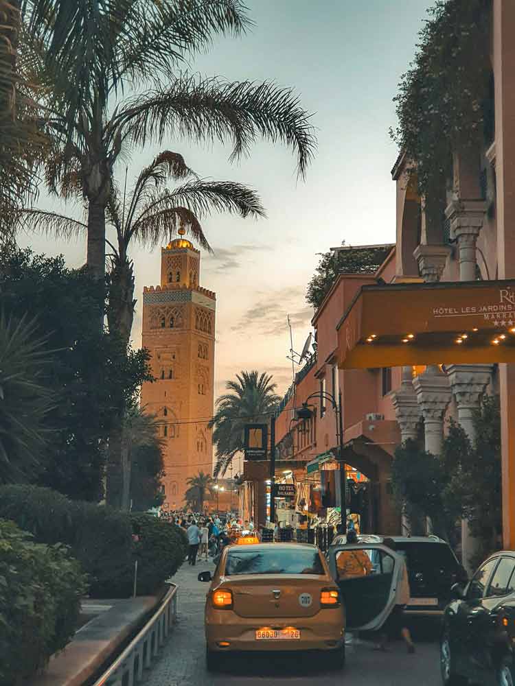 Scène de vie dans une avenue de Marrakech au pied de la Koutoubia