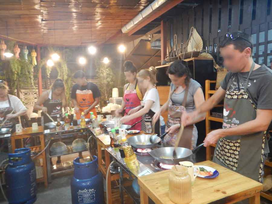 Cours de cuisine locale en petit groupe lors d’un voyage immersif