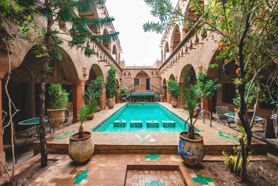 Riad traditionnel au cœur d’une médina marocaine illustrant l’immersion culturelle proposée par le blog de destination med