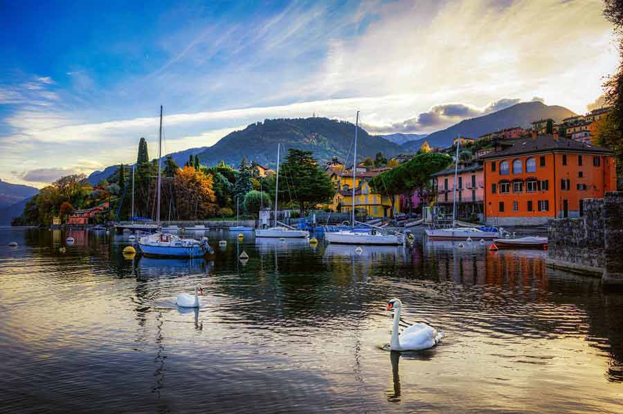 destination med iterranée au fil de l’eau dans un village paisible, entre barques, maisons colorées et montagnes