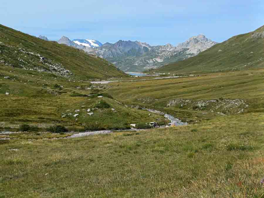 Paysage alpin dans les Alpes françaises, destination nature idéale pour un séjour en camping en France