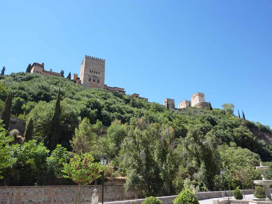 Alhambra de Grenade en Andalousie (Espagne), palais mauresque dominant la colline verdoyante sous le soleil espagnol lors d'un voyage TUI