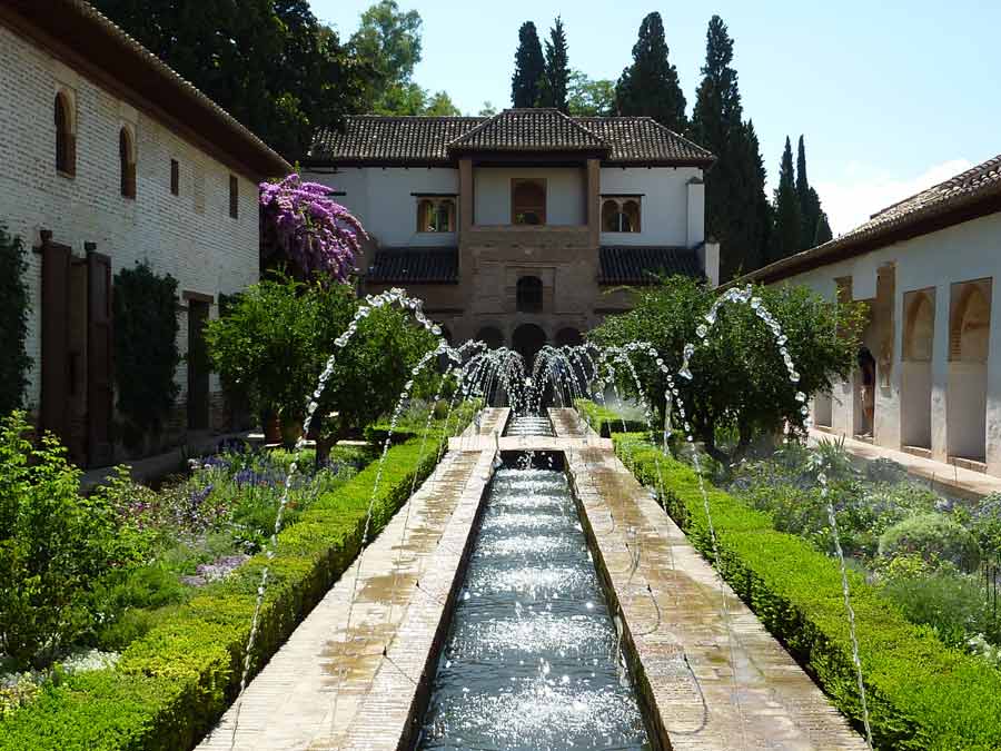 Jardins du Generalife à l’Alhambra de Grenade, bassins et fontaines au cœur du palais andalou (voyage en espagne tout compris)