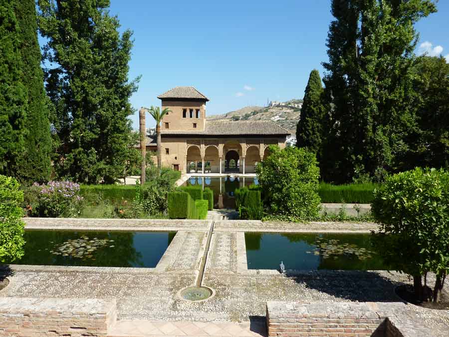 Patio et bassins du Generalife à Grenade en Andalousie, jardins emblématiques de l’Alhambra (voyage tout compris tui)