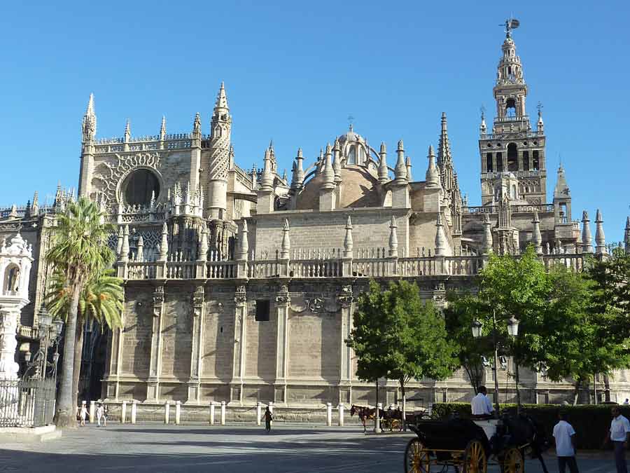 Cathédrale de Séville en Andalousie, chef-d’œuvre gothique dominant le centre historique sous le ciel bleu espagnol