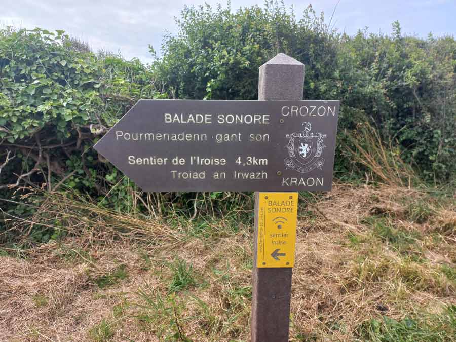 Panneau de randonnée indiquant le sentier de l’Iroise et balade sonore sur la presqu’île de Crozon