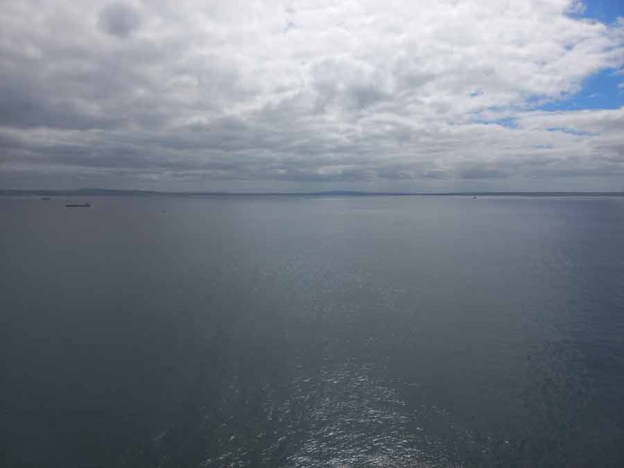 Horizon marin et lumière diffuse sur l’océan Atlantique au large de Crozon avec ciel couvert
