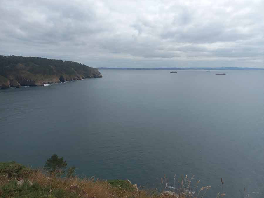 Vue panoramique sur la baie de Douarnenez depuis les falaises de la presqu’île de Crozon sous un ciel nuageux