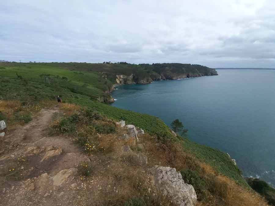 Chemin en bord de falaise dominant la mer sur la presqu’île de Crozon avec panorama côtier