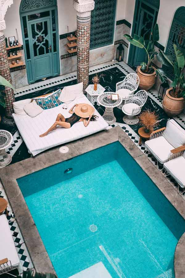 Riad traditionnel avec piscine intérieure au Maroc où une voyageuse se repose lors d’un séjour avec Fram voyage