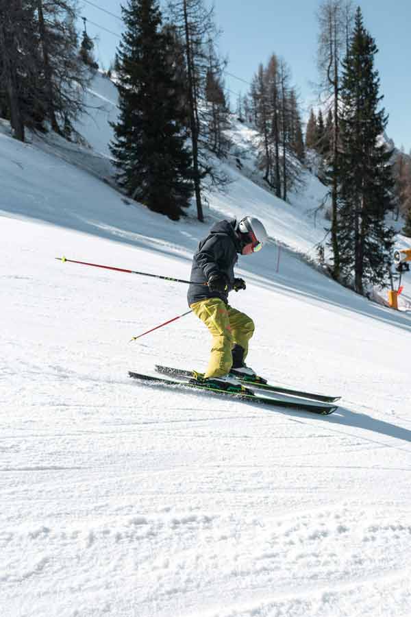 Skieur descendant une piste enneigée en montagne lors d’un séjour ski organisé avec Fram