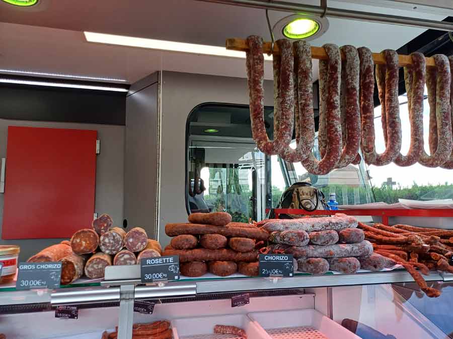 Stand de charcuterie artisanale en Corrèze avec saucissons, rosette et chorizo, spécialités locales à découvrir près du lac de Sèchemailles et du village Iris vacance