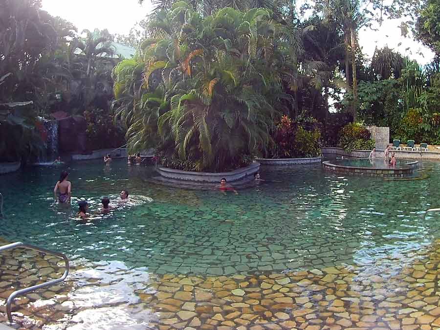 Photo de sources thermales du volcan Arenal au Costa Rica prise en avril en pleine végétation tropicale