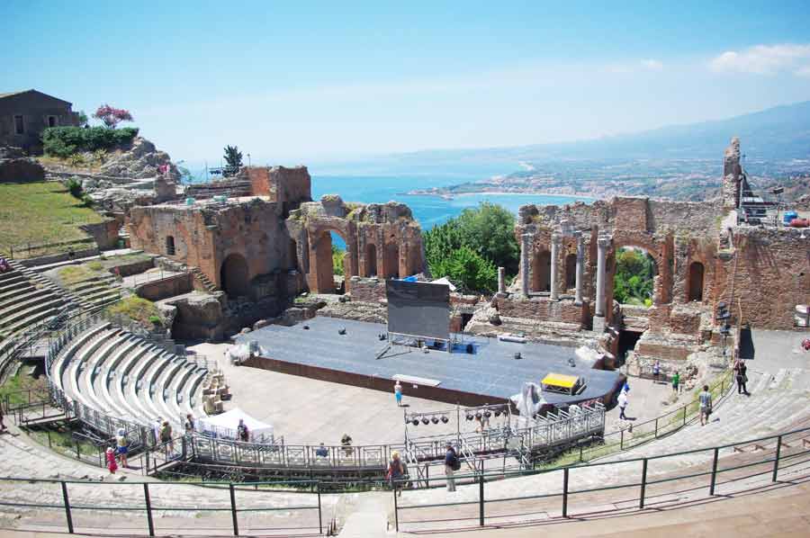 théâtre antique de Taormina en Sicile avec vue sur la mer, ruines et gradins historiques