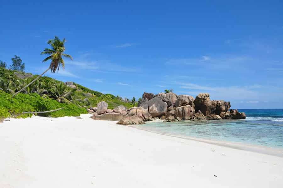 Plage de La Digue aux Seychelles en avril avec sable blanc, rochers granitiques et eau turquoise cristalline