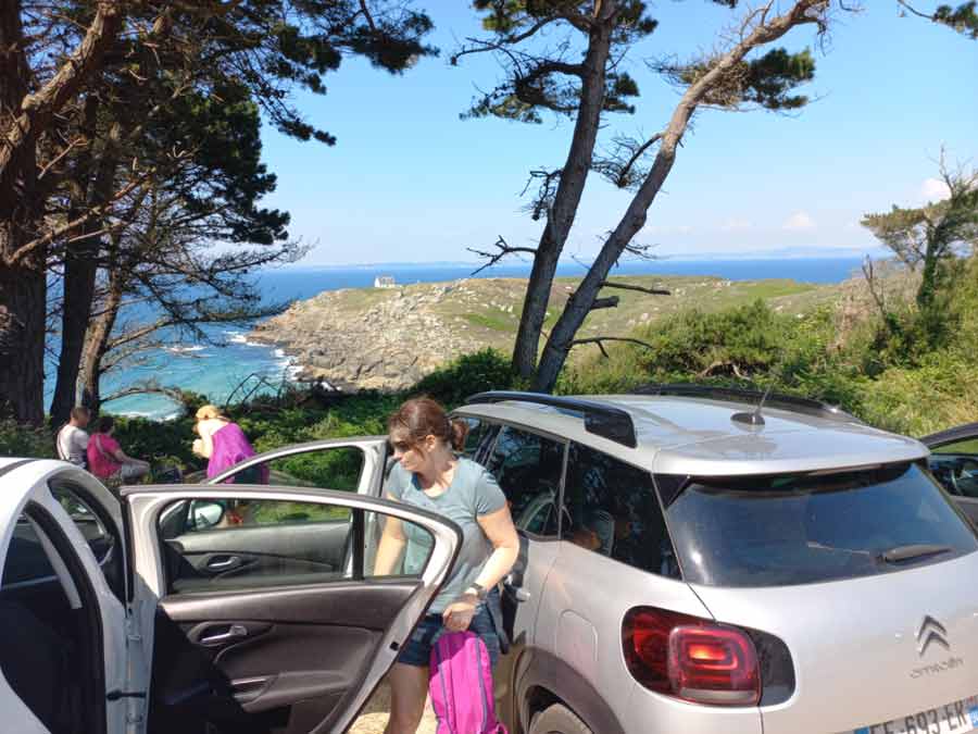 Parking à la pointe du Millier et accès au sentier côtier avec vue sur les falaises du Cap Sizun en Bretagne