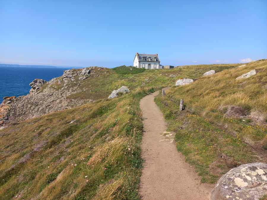 Sentier du GR34 menant au phare du Millier sur les falaises du Cap Sizun