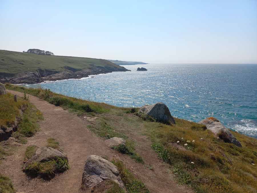 Sentier du GR34 longeant les falaises de la pointe du Millier avec vue sur l’océan Atlantique en Finistère