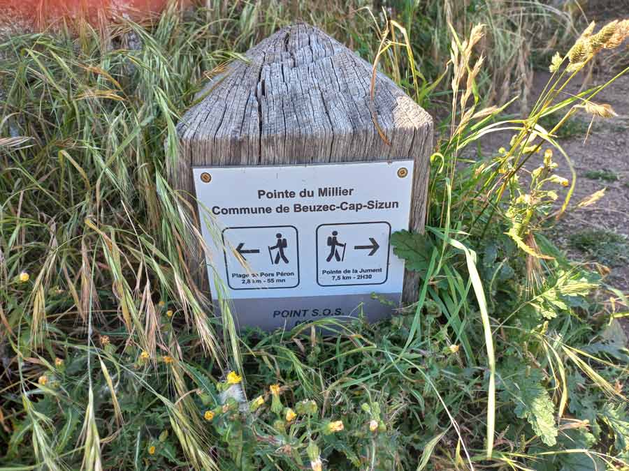 Panneau de randonnée indiquant la pointe du Millier et les sentiers du Cap Sizun en Bretagne