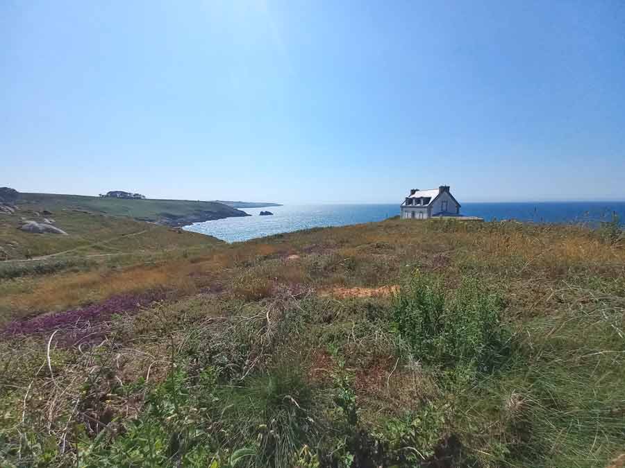 Maison du phare du Millier sur les falaises dominant la baie de Douarnenez dans le Finistère