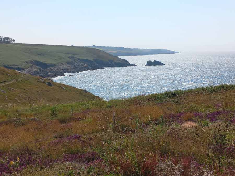 Panorama sur les falaises et la baie de Douarnenez en Bretagne depuis les landes sauvages du Cap Sizun