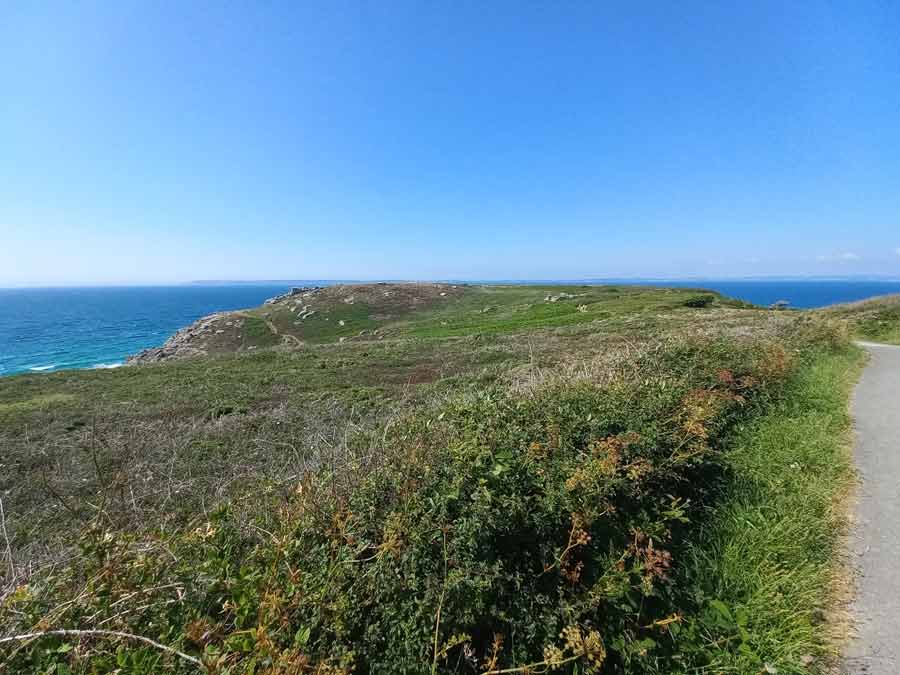 Chemin de randonnée du GR34 le long de la pointe du Milier traversant la lande bretonne au-dessus de l’océan Atlantique