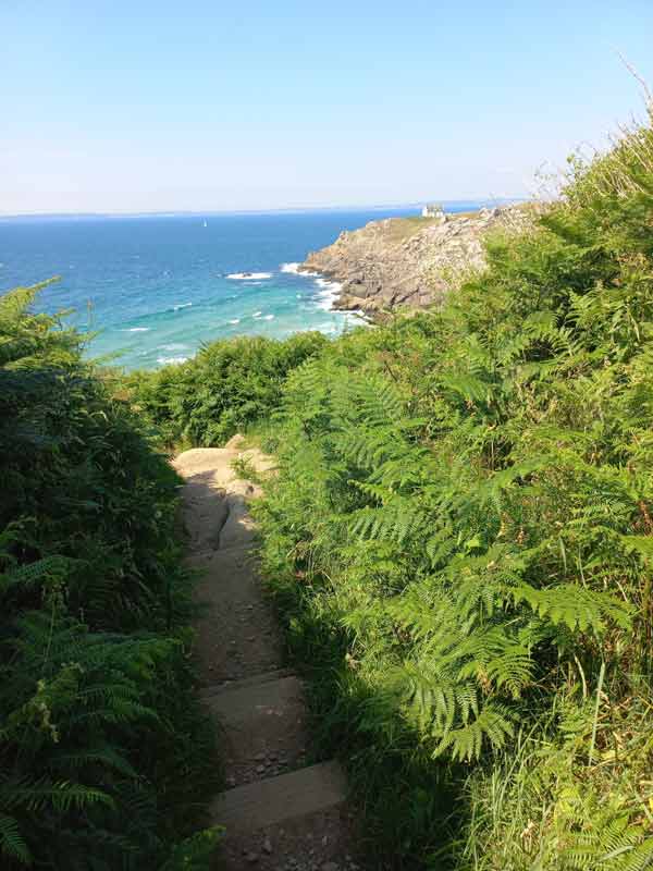 Escalier du sentier de la pointe du Millier descendant vers les falaises et la mer sur la côte du Cap Sizun