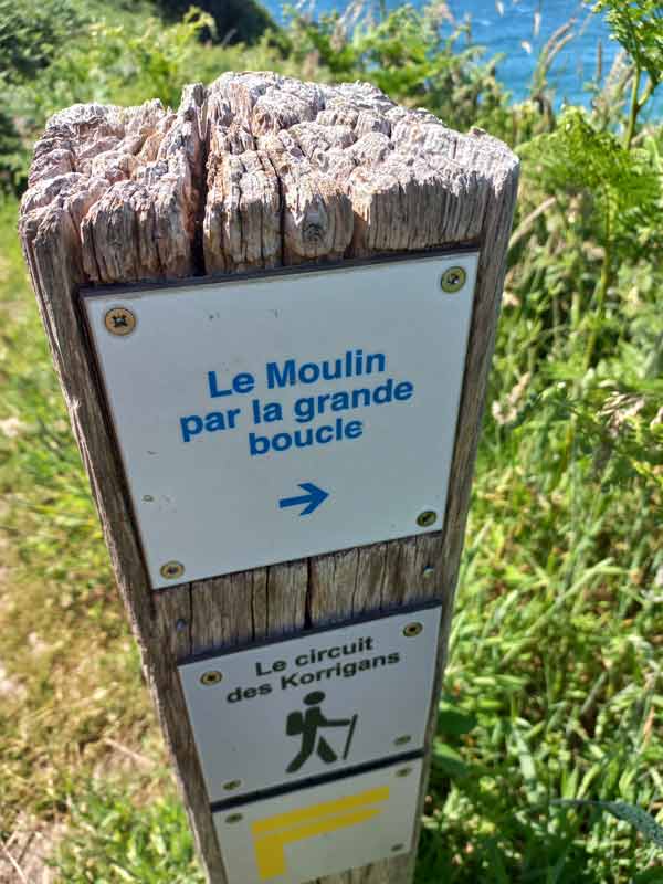 Panneau de randonnée indiquant la direction du moulin du Millier sur le circuit des korrigans en Cap Sizun