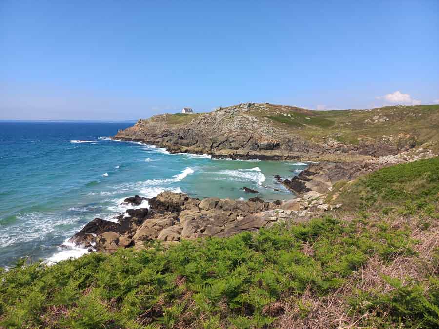 Falaises sauvages du Cap Sizun dominant la baie de Douarnenez à la pointe du Millier