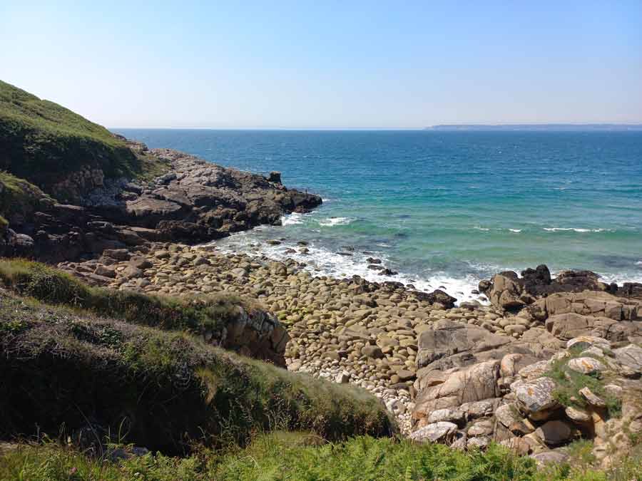 Petite crique rocheuse et galets sur la côte sauvage du Cap Sizun face à la baie de Douarnenez (Bretagne)